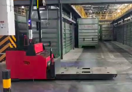 What are the advantages of fully automatic forklift trucks in accelerating the transformation of intelligent manufacturing